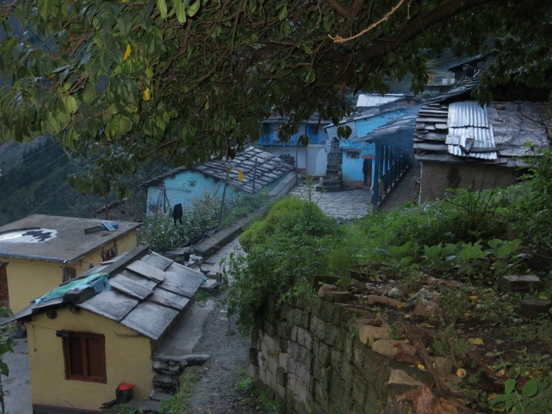 [Photograph: Lata houses]